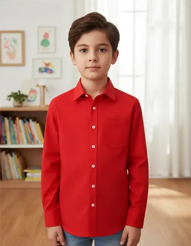 Camisa roja de niño